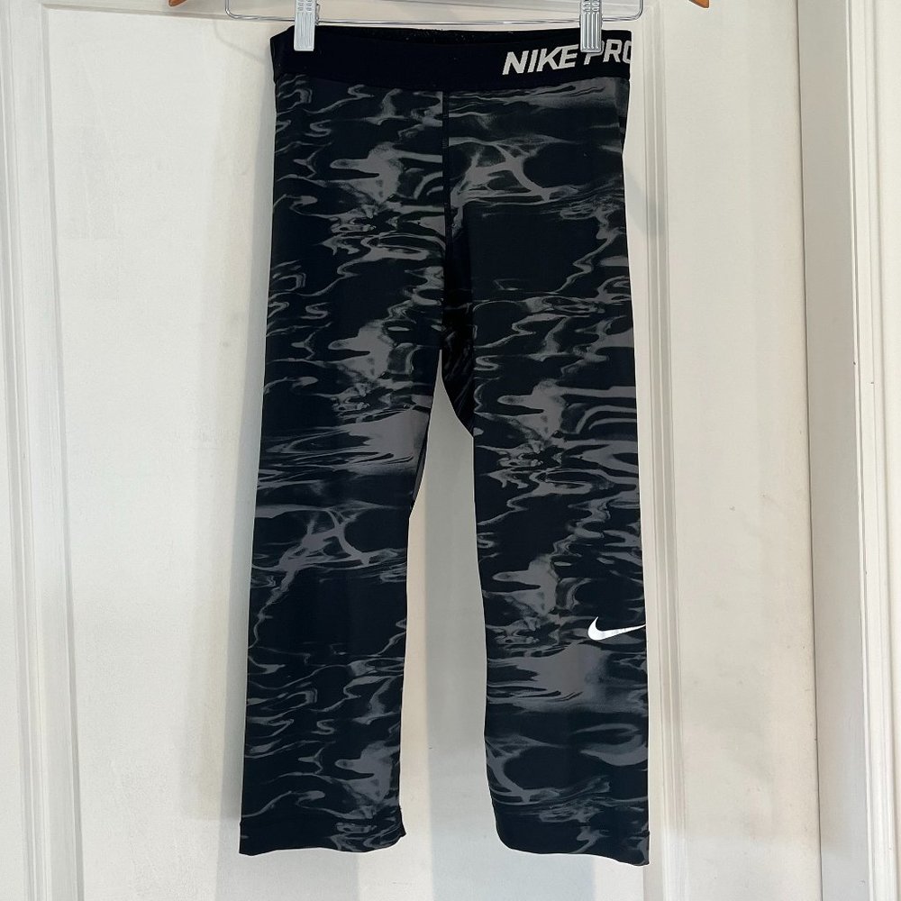 Nike Pro cropped leggings, black and gray pattern, Size Medium